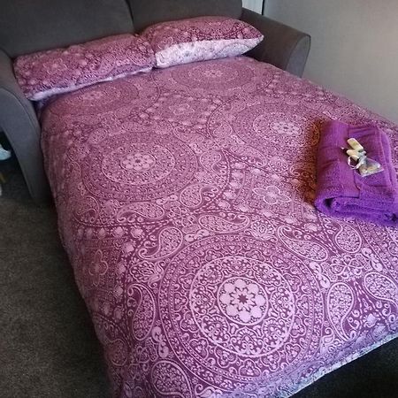 Little Cosy Cwtsh Hotel Pontyclun Buitenkant foto