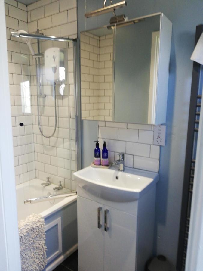 Little Cosy Cwtsh Hotel Pontyclun Buitenkant foto