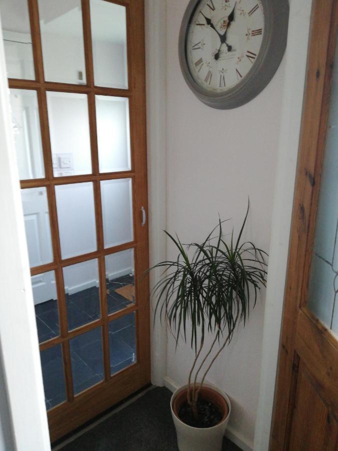 Little Cosy Cwtsh Hotel Pontyclun Buitenkant foto