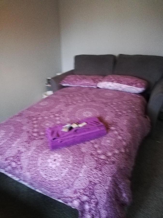 Little Cosy Cwtsh Hotel Pontyclun Buitenkant foto