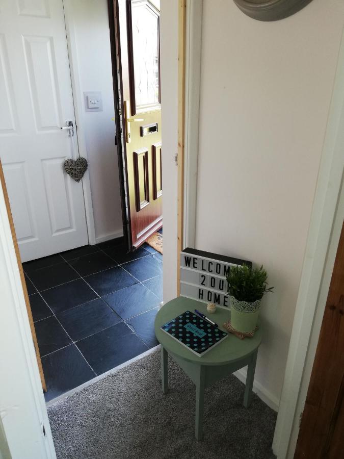 Little Cosy Cwtsh Hotel Pontyclun Buitenkant foto