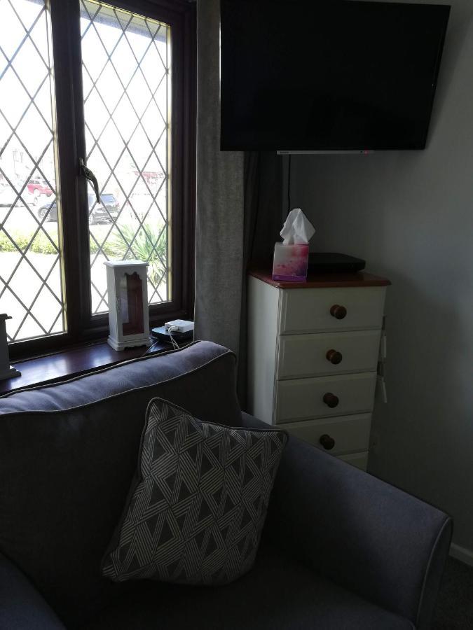 Little Cosy Cwtsh Hotel Pontyclun Buitenkant foto