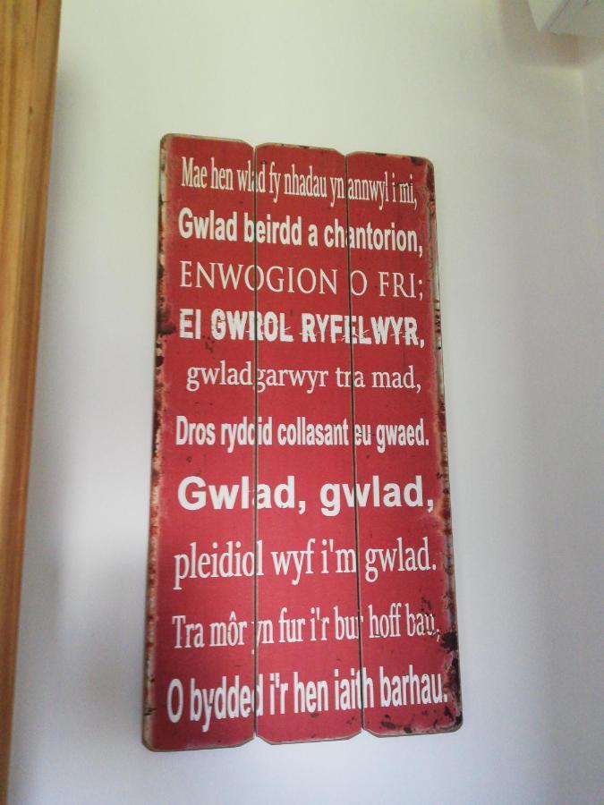 Little Cosy Cwtsh Hotel Pontyclun Buitenkant foto